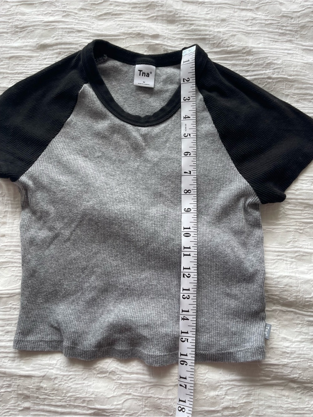 TNA Two-Tone Ribbed Cropped Baseball Raglan Tee in size M - Picture 5 of 6